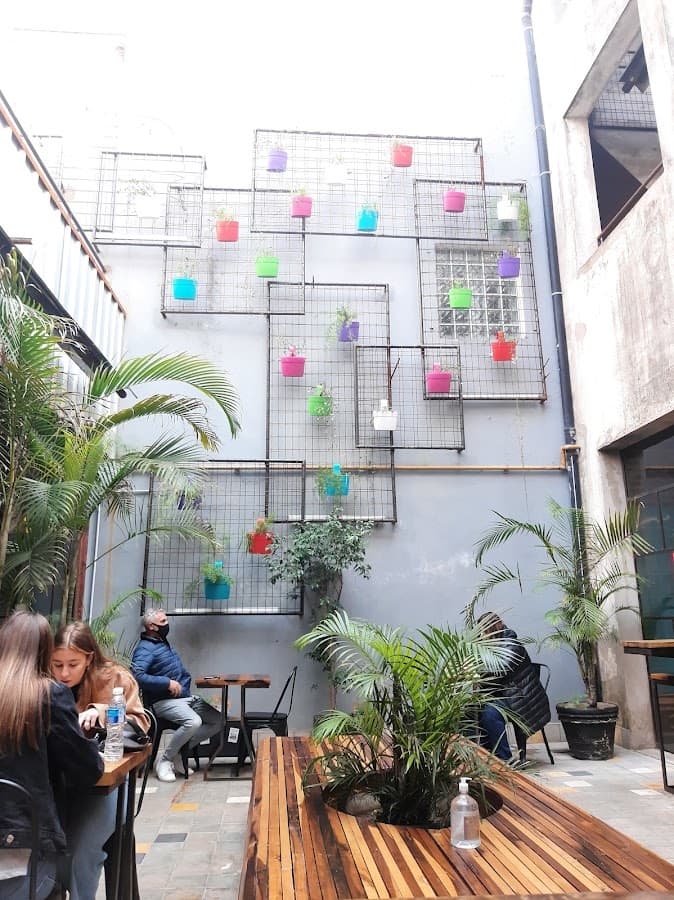 Vereda arbolada de Villa Crespo un domingo, calma y luz de mediodía