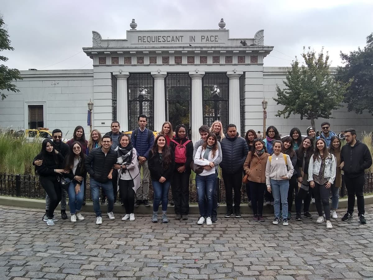 Tour de street art GraffitiMundo frente a un mural en Villa Crespo