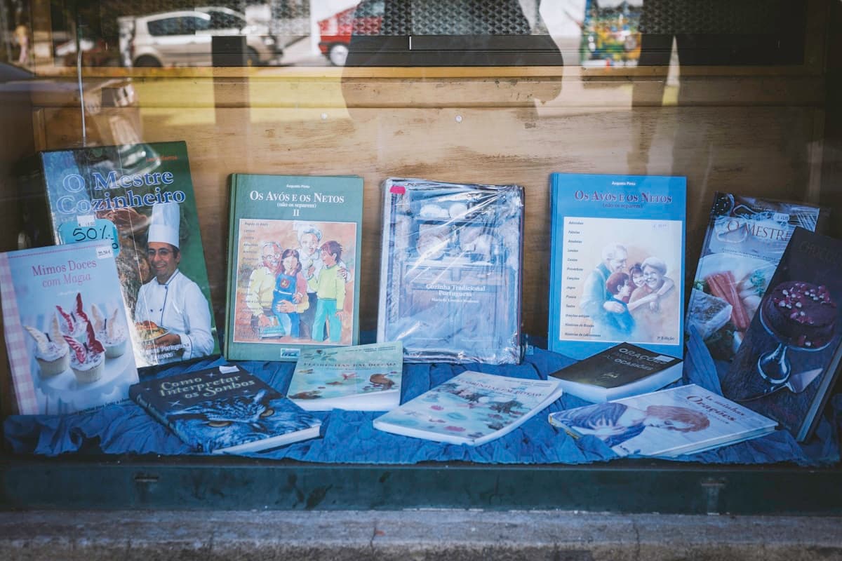 Librería sobre Avenida Corrientes en Villa Crespo, vidrieras con libros