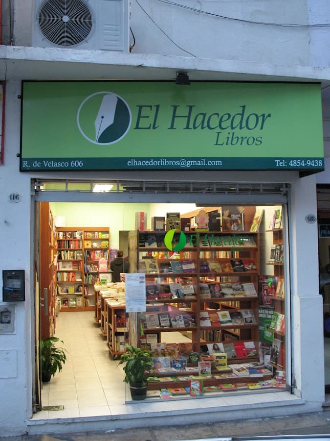 Interior de librería de usados en Villa Crespo, estantes repletos de libros