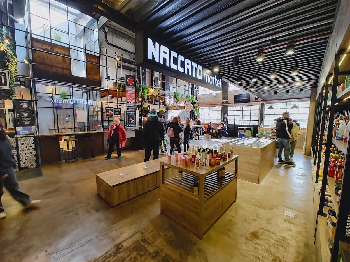 Feria artesanal dominical en Mercat Villa Crespo, artesanías y diseño