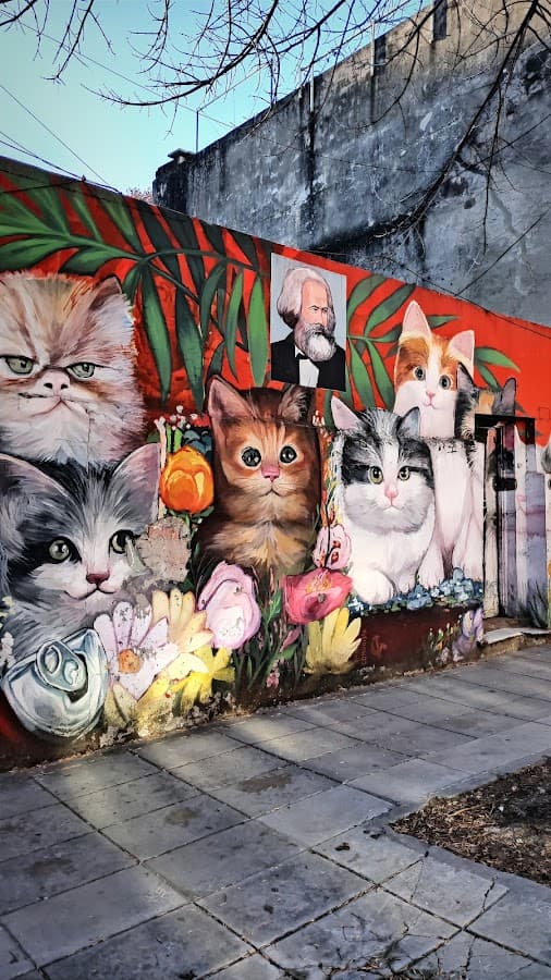 Mural de Karl Marx con nueve gatos por Ever Siempre en Villa Crespo