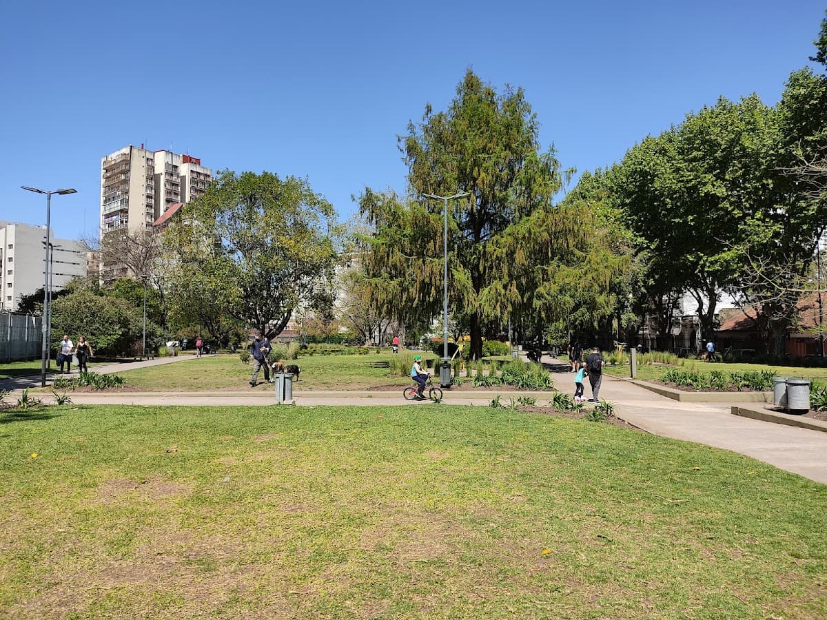 Plaza Giordano Bruno, espacio verde tranquilo para ejercicio en Villa Crespo