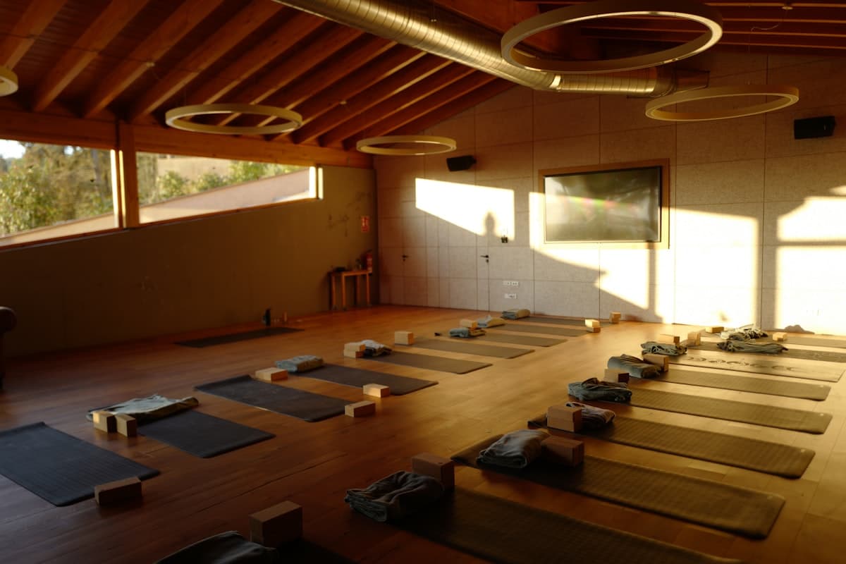 Estudio de yoga en Villa Crespo, casa reciclada con pisos de madera y luz natural