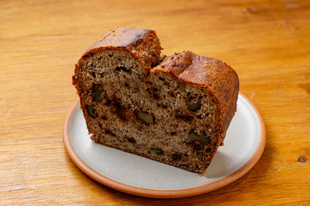 Budín de banana, chocolate y nueces