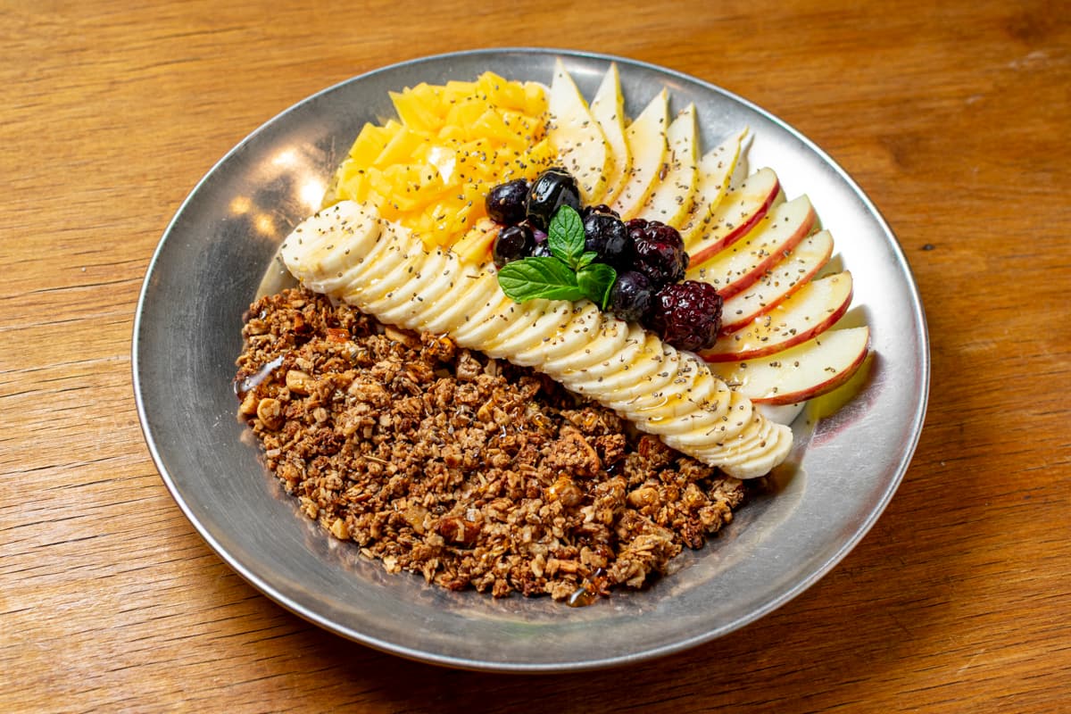 Yogurt con granola y frutas