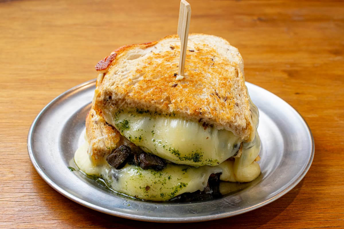 Sandwich de hongos y quesos