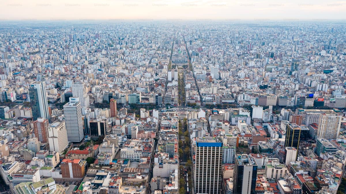 Edificio art deco sobre Avenida Corrientes en Villa Crespo