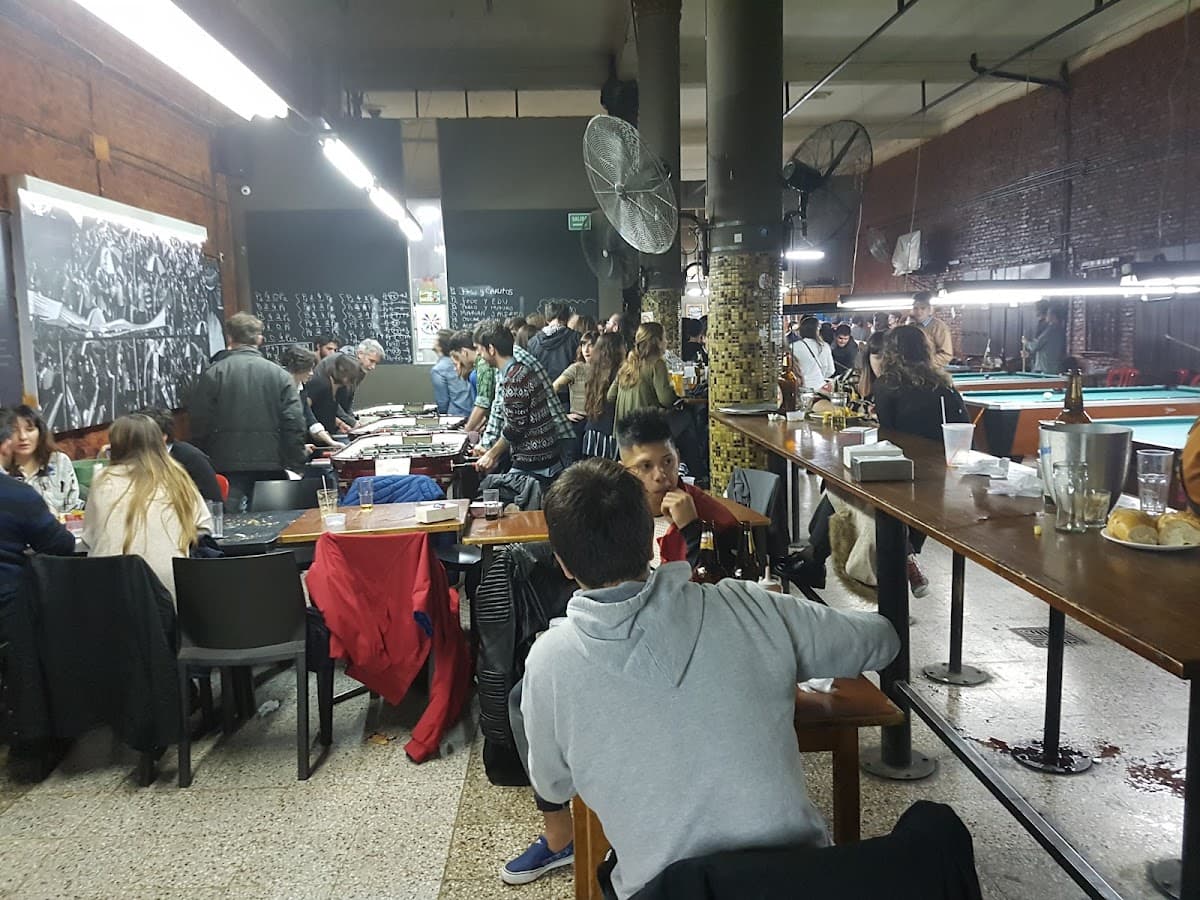 Café San Bernardo, bar histórico 24hs con mesas de pool en Villa Crespo