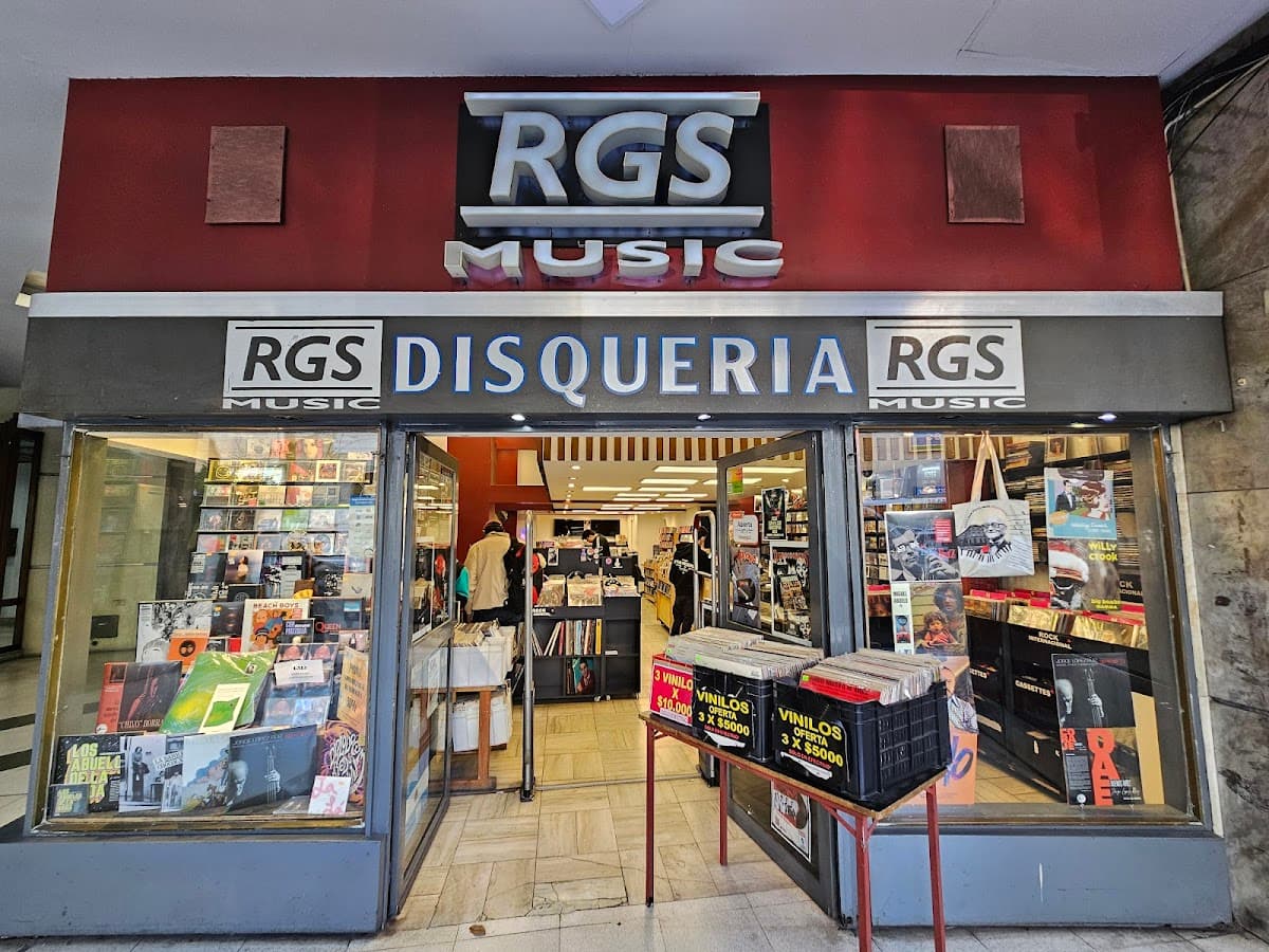 Interior de la disquería RGS Music en Corrientes con bateas llenas de vinilos