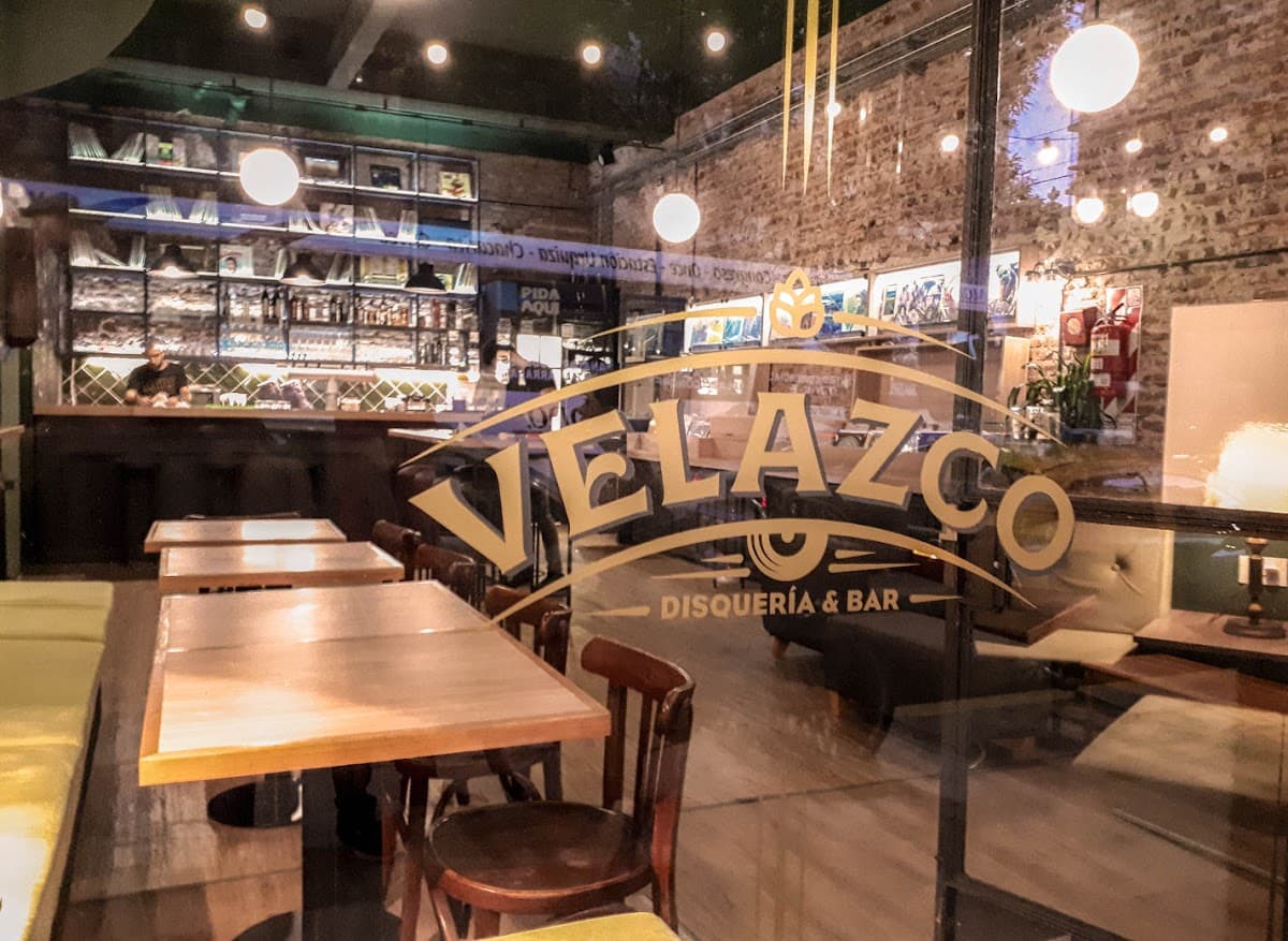 Bar y disquería Velazco con vinilos decorando las paredes y barra de cerveza